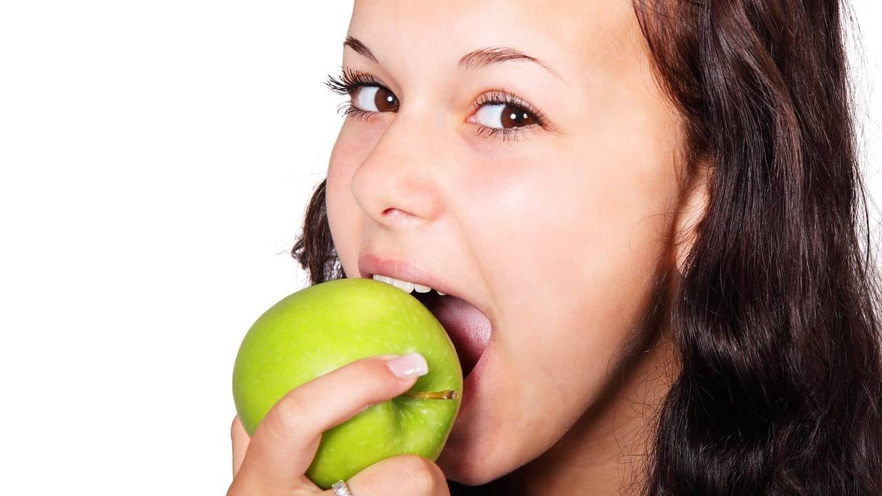 Donna che morde una mela