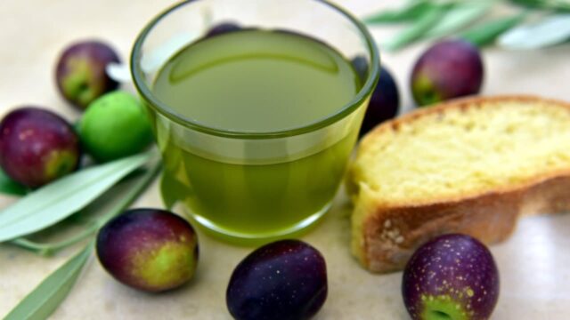 Olio extravergine di oliva: perché è più salutare di altri oli da cucina
