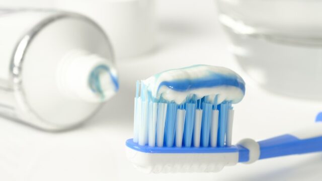Come lavarsi i denti correttamente, secondo un dentista