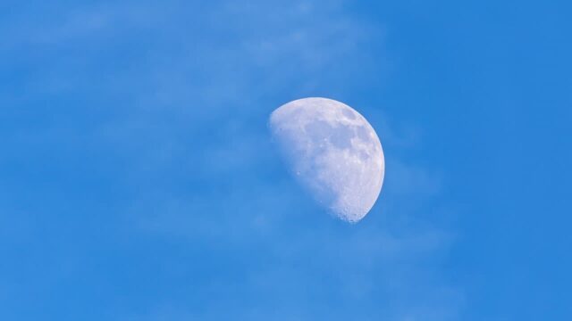 Perché a volte vediamo la Luna durante il giorno?