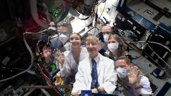 Il chirurgo di volo della NASA Dr. Josef Schmid e i suoi colleghi si teletrasportano sulla ISS. 
Credito: ESA/Thomas Pesquet