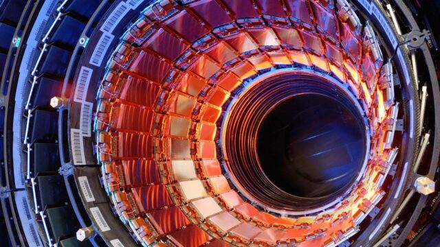 Large Hadron Collider si riavvia, sparando protoni a livelli di energia record