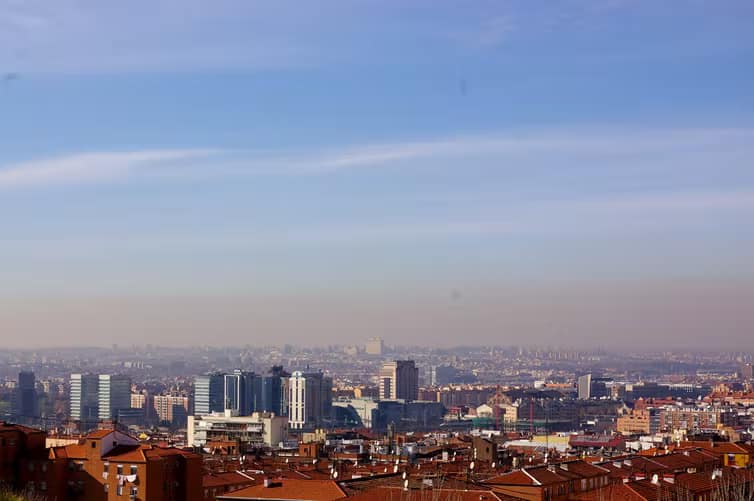 Vista dell'inquinamento dell'aria nel cielo di Madrid