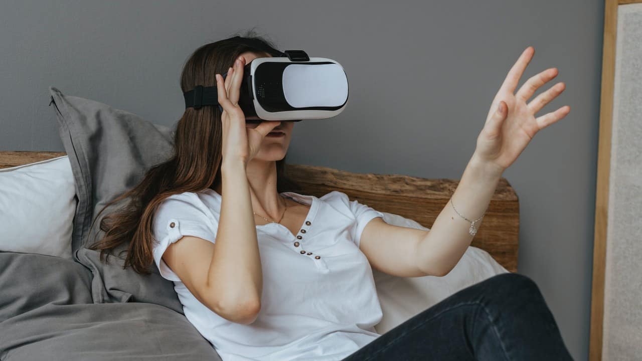 donna con occhiali realtà virtuale