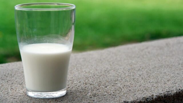 È sicuro consumare latte crudo e latticini?