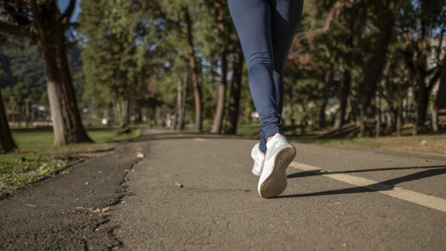 Camminare all’indietro ha un numero sorprendente di benefici per la salute