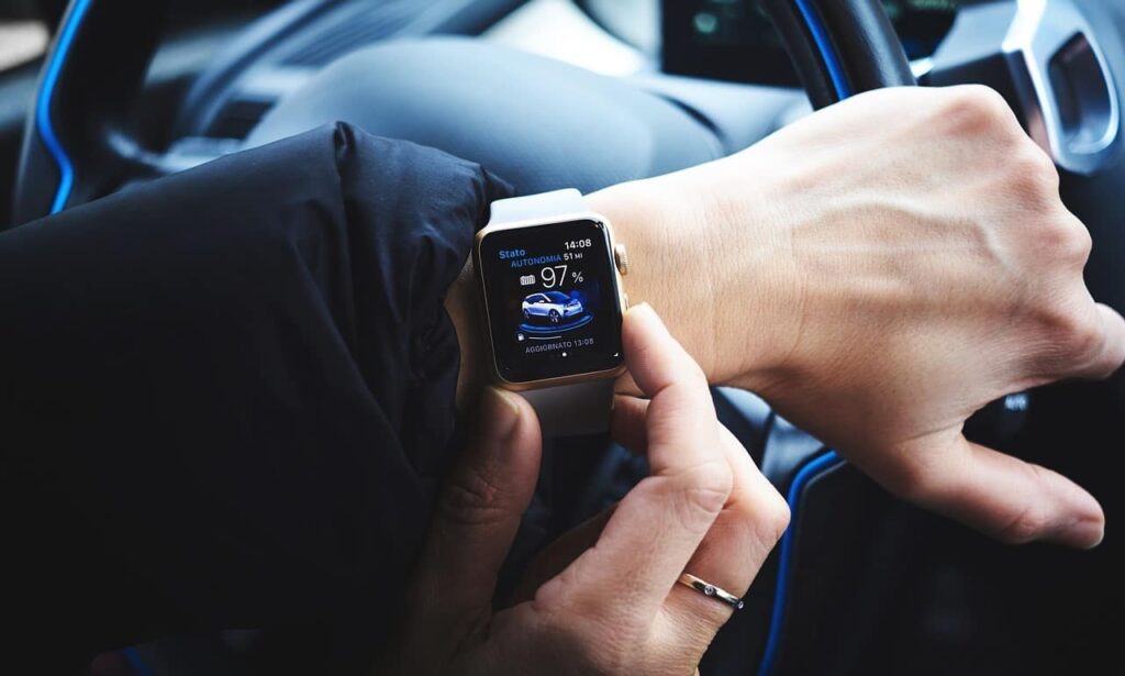 smartwatch in auto
