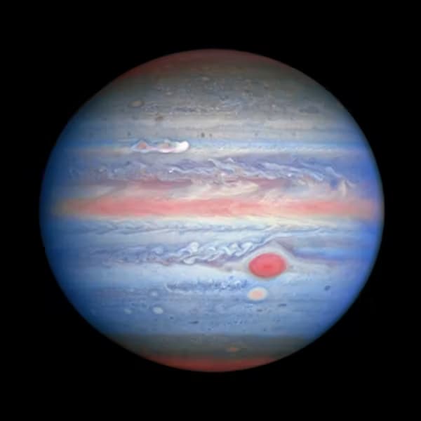 Immagine del pianeta Giove (nel visibile, nell'infrarosso e nell'ultravioletto) ripresa dal telescopio spaziale Hubble. NASA, ESA, STScI, A. Simon (Goddard Space Flight Center), MH Wong (Università della California, Berkeley) e il team OPAL.
