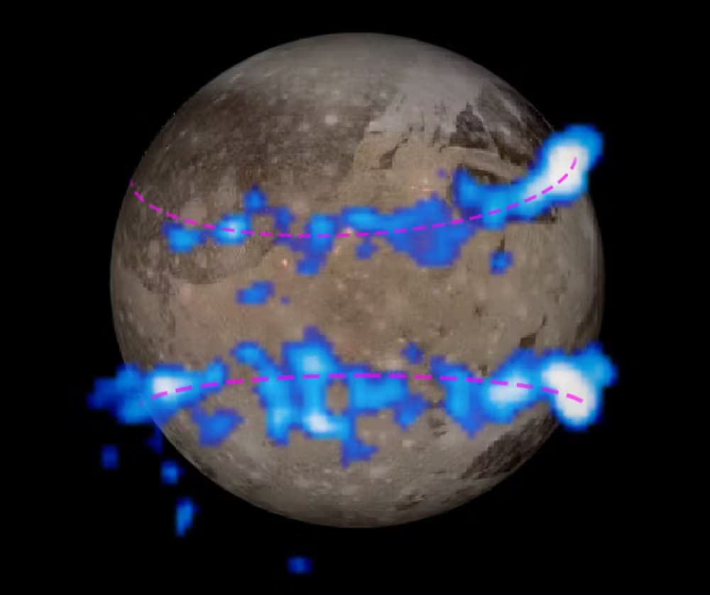 L'aurora boreale avvolge Ganimede, immerso nel campo magnetico di Giove