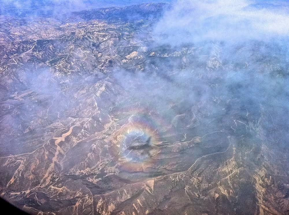L'arcobaleno circolare che vedi intorno all'ombra di un aeroplano si chiama "gloria del pilota"