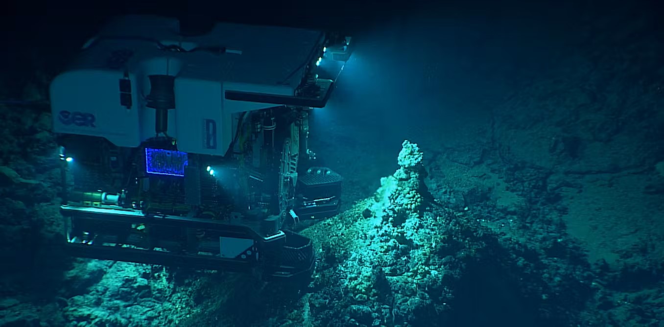 veicolo telecomandato Deep Discoverer cattura le immagini di un campo di sfiato idrotermale scoperto di recente nel Pacifico occidentale