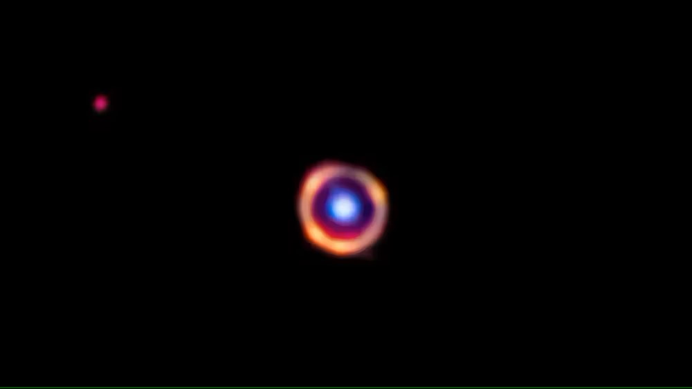 Immagine in falsi colori utilizzando i dati di James Webb. La galassia lente è mostrata in blu, mentre la galassia ingrandita (o galassia bersaglio) è mostrata in rosso. J. Spilker / S. Doyle, NASA, ESA, CSA

