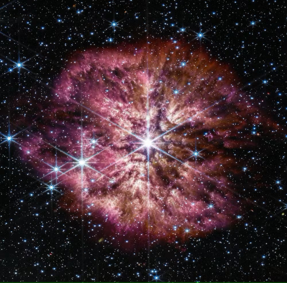 La luminosa e calda stella Wolf-Rayet 124 (WR 124) spicca al centro dell'immagine composita di James Webb, ottenuta dalla camera nel vicino infrarosso e dallo strumento nel medio infrarosso. NASA, ESA, CSA, STScI, ERO Production Team di Webb, CC BY