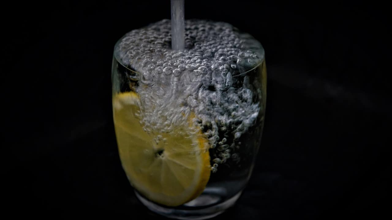bicchiere con acqua frizzante