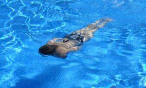 nuotare in piscina