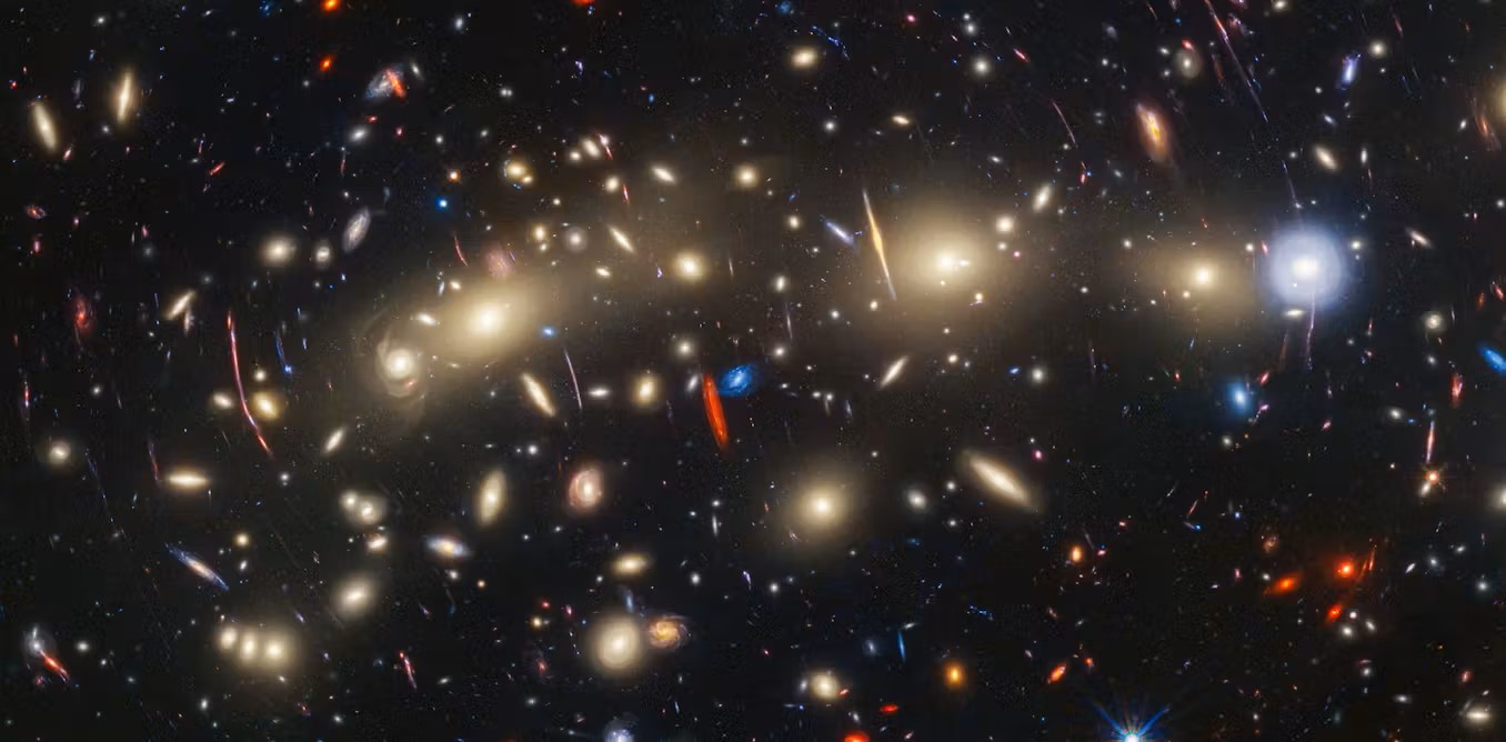 Immagine policromatica dell'ammasso galattico MACS0416 creata combinando le osservazioni nell'infrarosso di James Webb con i dati visibili di Hubble