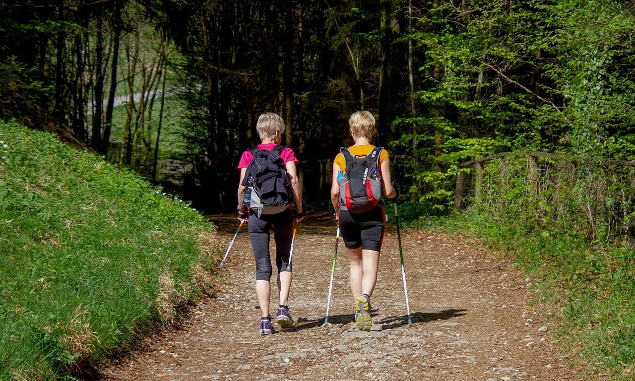 Due donne che praticano Nordic Walking