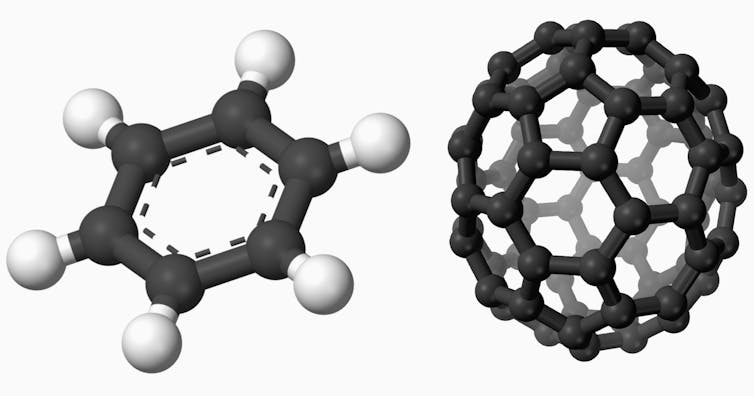 Diagrammi degli atomi che compongono le molecole benzene, a sinistra, e fullerene, a destra
