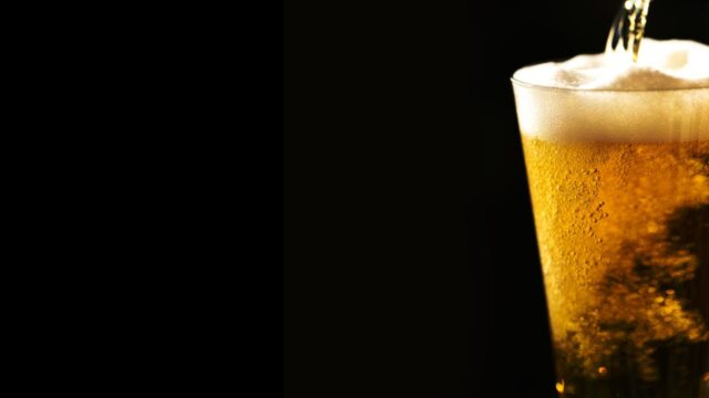 Perché la birra fa meno schiuma quando si inclina il bicchiere?