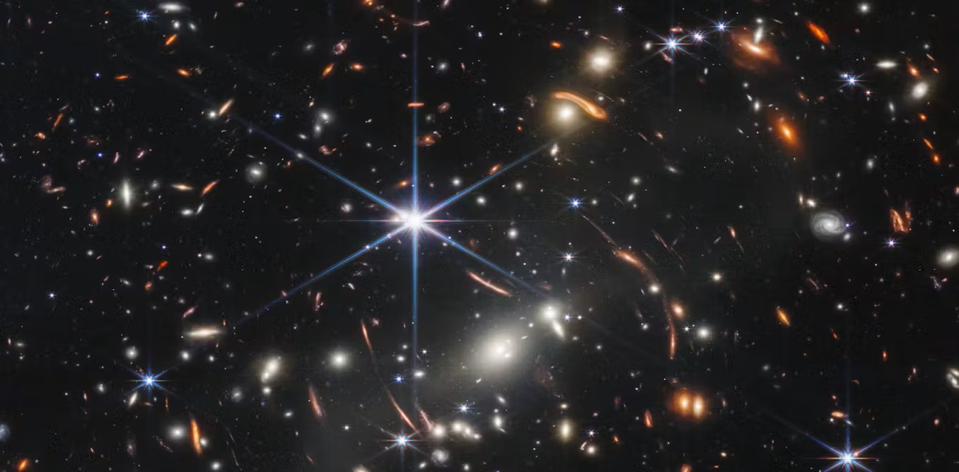Migliaia di galassie, ciascuna contenente miliardi di stelle, sono in questa foto del 2022 scattata dal James Webb Space Telescope