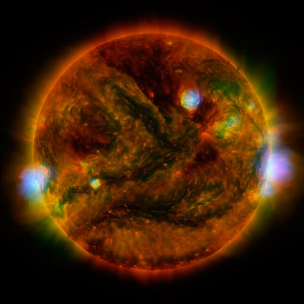 L'analisi delle inclusioni ricche di calcio-alluminio indica che il sole ha 4.567,3 milioni di anni. (NASA/JPL-Caltech/GSFC/JAXA)
